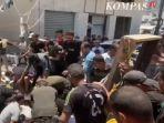 20250621-Warga-Gaza-Palestina-evakuasi-korban-serangan-Israel.jpg