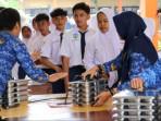 20251004-Momen-guru-bagikan-Makan-Bergizi-Gratis-MBG-ke-siswa.jpg