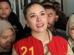20251028-Nikita-Mirzani-pakai-baju-tahanan.jpg