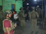 20251031-Satgas-Cartenz-amankan-warga-yang-diserang-OTK.jpg