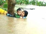 23012018_nenek_cucu_banjir.jpg