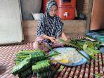 23052020_ibu-ibu-di-mendahara-ilir-membuat-makanan-burasa-yang-jadi-ciri-khas-saat-lebaran.jpg