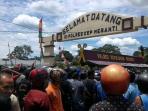 26082016-unjuk-rasa-di-meranti_20160826_202341.jpg