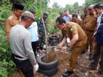 Bambang-Bayu-Suseno-BBS-resmi-menutup-TPS-ilegal-di-Jalan-Lintas-Pematang-Gajah.jpg