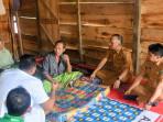 Bupati-Hurmin-saat-melakukan-kunjungan-ke-rumah-warga-sakit.jpg