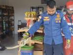 Damkartan-Kota-Jambi-evakuasi-biawak-masuk-toko-di-Kota-Jambi.jpg