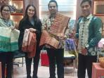 Tenun Tradisional Tebo, Batik dan Kerajinan Lokal Dipamerkan di INA Craft Culture 2025
