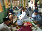 Eratkan-Silaturahmi-Saat-Idul-Adha-Warga-Tahtul-Yaman-Seberang-Kota-Jambi-Makan-Bersama-di-Masjid.jpg