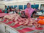 Evi-Pedagang-Ayam-Potong-di-Pasar-Kramat-Tinggi-Muara-Bulian.jpg