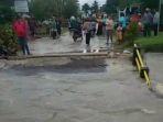 Hujan-deras-disertai-angin-kencang-membuat-satu-jembatan-di-Sungai-Bahar-putus.jpg
