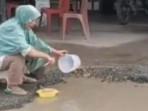 IRT-di-Kerinci-Jambi-Gelar-Aksi-Cuci-Piring-di-Jalan-Berlubang.jpg