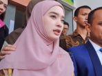 Inara-Rusli-usai-menjalani-sidang-perceraian-dengan-Virgoun.jpg