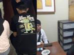 Iseng Download MiChat, Pasutri Open BO di Rumah, Suami Jaga Anak di Luar, Istri Layani Tamu