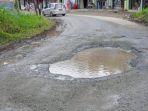 Jalan-Nasional-di-Kerinci-Rusak-Parah-Truk-Pembawa-Material-PLTA-Dituding-Jadi-Penyebab-Kerusakan.jpg