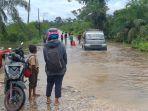 Jalan-poros-yang-berada-di-Desa-Nyogan-Muaro-Jambi-terendam-banjir.jpg