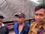 Detik-detik Pohon Besar Tumbang di Simpang Sungai Duren Jambi, 1 Mobil Tertimpa