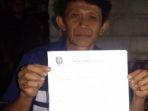 Ketua-RT-di-Situbondo-menunjukkan-surat-pemecatan.jpg