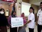 Mashuri-serahkan-zakat.jpg