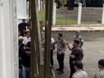 Massa-Aksi-Goyang-Pagar-dan-Paksa-Masuk-ke-Kantor-DPRD-Provinsi-Jambi.jpg