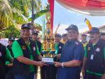 Maulana-memberikan-piala-bergulir.jpg