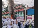Mereka-menuntut-agar-kepala-sekolah-segera.jpg
