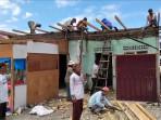 Di Tengah Reruntuhan Puing, Korban Puting Beliung di Kerinci Jambi Bersatu Perbaiki Rumah yang Rusak