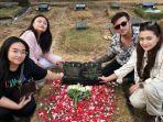 Nathalie-Holscher-dikritik-netizen-karena-ajak-pacar-barunya-yakni-Ladislao-ke-makam-ibu-kandungnya.jpg