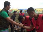Nilwan-Yahya-menyalami-pemain-Merangin-FC.jpg