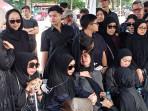 Olla-Ramlan-Pingsan-Saat-Pemakaman-Sang-Ibu-Tersungkur-di-Sisi-Liang-Lahat-dan-Digotong-Kerabat.jpg