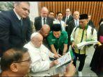 Paus-Fransiskus-bersama-organisasi-lintas-agama-dari-Indonesia-dan-Paguyub.jpg