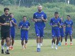 Pemain-Arema-jelang-lawan-PSM-Makassar-di-Piala-Presiden-2022-11062022.jpg