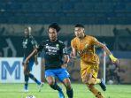 Pemain-Bhayangkara-FC-mengejar-pemain-Persib-Bandung-di-Piala-Presiden-2022-21062022.jpg
