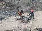 Pengendara-di-lahar-semeru.jpg