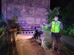 Pengendara-sepeda-motor-tak-sadarkan-diri-usai-menabrak-truk-yang-parkir-di-bahu-jalan.jpg