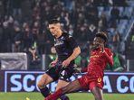 Penyerang-AS-Roma-Tammy-Abraham-menghadapi-pemain-Fiorentina-16012023.jpg