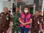 Penyidik-Kejati-Jambi-menahan-Bengawan-Kamto-satu-di-antara-orang-terkaya-di-Jambi.jpg