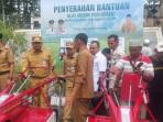 Petani-Terima-Alat-Pertanian-dari-Bupati-Tebo-Jambi.jpg