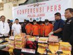 Polda-Jambi-press-rilis-kasus-4-kurir-30-kg-sabu-dan-belasan-ribu-ekstasi-senilai-Rp42-miliar.jpg