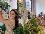 Prilly-Latuconsina-mendapat-bunga.jpg