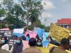 Puluhan-tenaga-kesehatan-suka-rela-TKS-di-Tebo-menggelar-unjuk-rasa.jpg