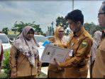 Raden-Najmi-menyerahkan-sembilan-mobil-ambulans.jpg