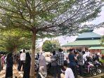 Ratusan-Orang-Menunggu-Prosesi-Salat-Jenazah-Rektor-UIN-STS-Jambi-di-Masjid-Al-Jamiah.jpg
