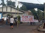 Ratusan-warga-Desa-Talang-Duku-blokir-jalan-menuju-ke-Pelabuhan-Talang-Duku.jpg