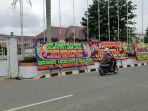 Rumah-Dinas-Gubernur-Jambi-Mulai-Dipenuhi-Papan-Bunga-Ucapan-Selamat-Kepada-Al-Haris-Sani.jpg