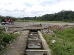 Saluran-irigasi-yang-melintasi-proyek-jalan-menuju-Bandara-Kerinci-tersumbat.jpg
