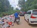 Sampah-Meluber-ke-Jalan-di-Pematang-Gajah-Muaro-Jambi.jpg