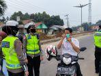 Satlantas-Polres-Tanjabtim-bersama-Puskesmas-Sabak-Barat-membagikan-masker.jpg