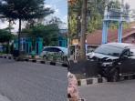 Diduga Sopir Main Ponsel, Terios Oleng Tabrak Pembatas Jalan di Depan KUA Telanaipura Jambi