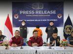 Seorang-wanita-warga-negara-asing-WNA-asal-Tiongkok-diamankan-petugas-Kantor-Imigrasi.jpg