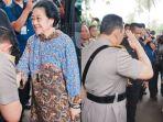 WAJAH-Megawati-Disorot-Saat-Kapolri-Cium-Tangan-Saat-Bertemu-Dulu-Sempat-Kecewa-Susah-Ditemui.jpg